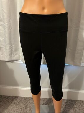 Great DSG size L black cropped pull on athletic leggings new